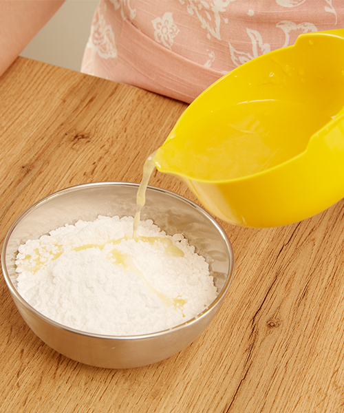 Staubzucker und Zitronensaft vermengen