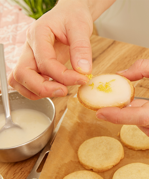 ..und mit etwas Zitronenabrieb bestreuen