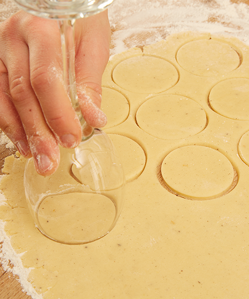 evtl. mit Hilfe eines Glases ausstechen