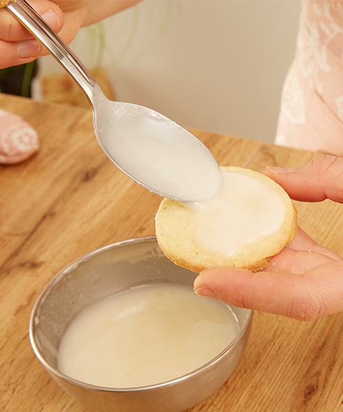 Glasur auf die Plätzchen streichen