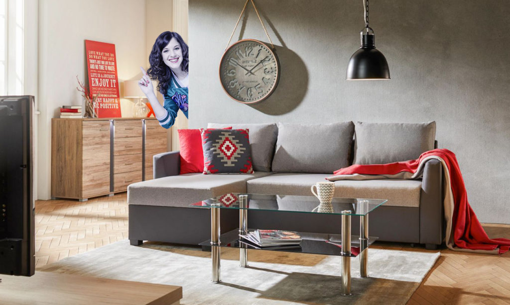 Hausgeist Mia schaut hinter der Wand im Wohnzimmer hervor