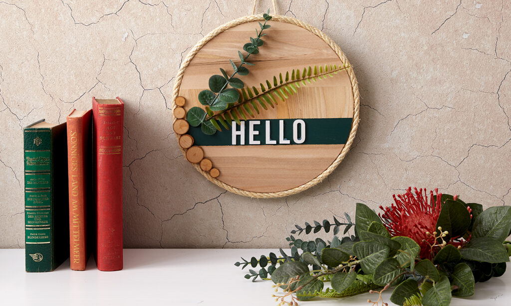 Rundes Dekoschild aus Holz DIY - HELLO