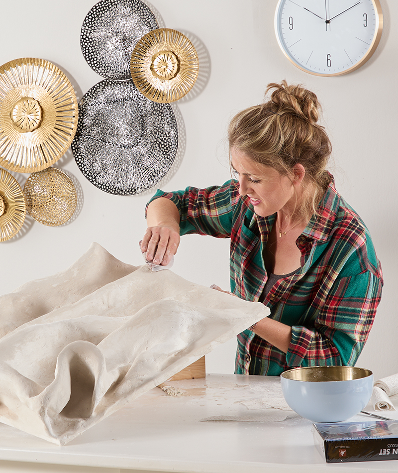 Mit einem Schleifpapier die Oberfläche glätten