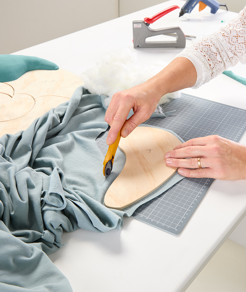 Jetzt wird der Stoff für jedes Holzstück zugeschnitten