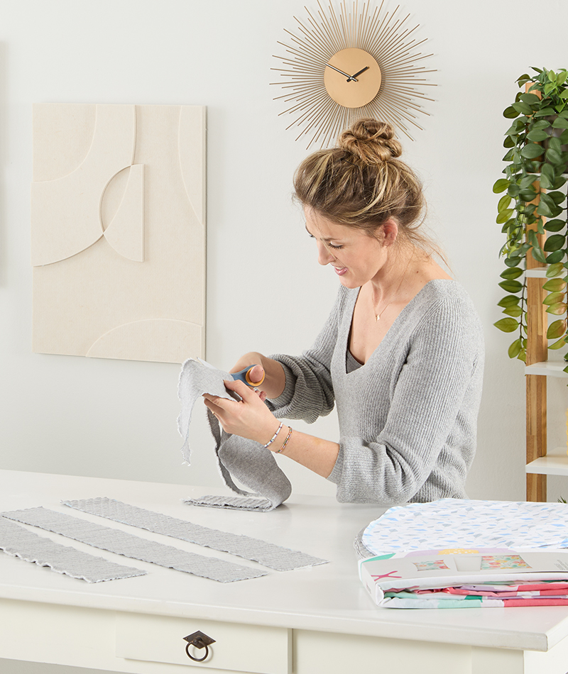 FĂŒr die spĂ€tere KordelfĂŒhrung bereitet man vier gleich groĂe StoffstĂŒcke vor