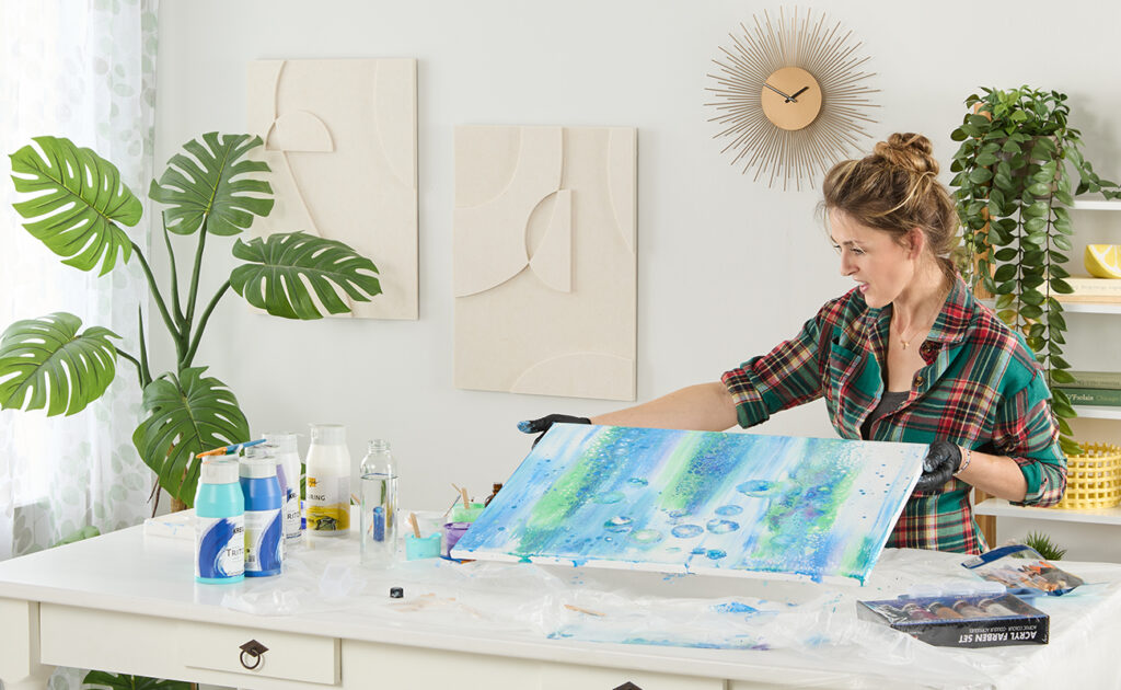 Acrylic_Pouring_Leinwand_kreativ_gestalten - moemax Blog - Yvonne macht ein Acrylbild