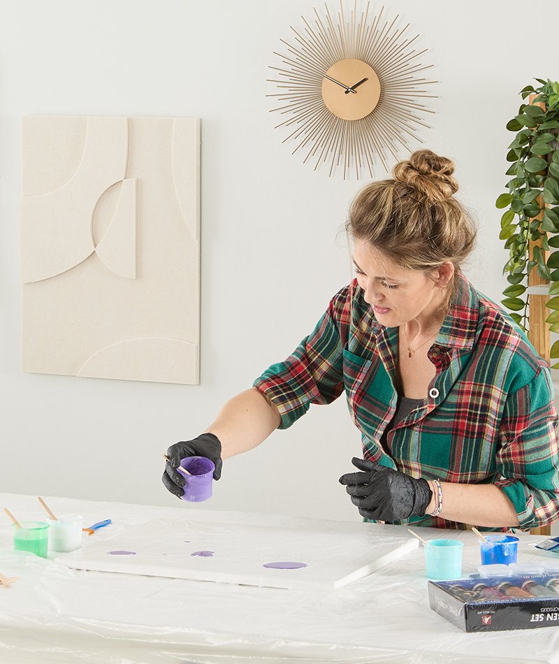 Farbmischung auf die Leinwand gießen