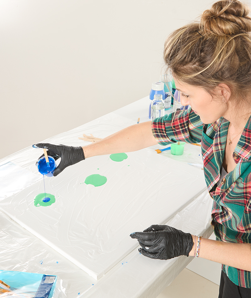 Farbmischung auf die Leinwand gießen