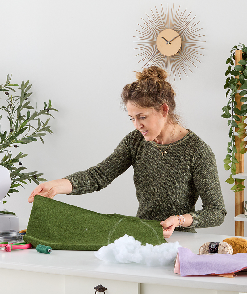 Den Stoff doppelt legen und die Sprossglieder des Kaktus aufzeichnen