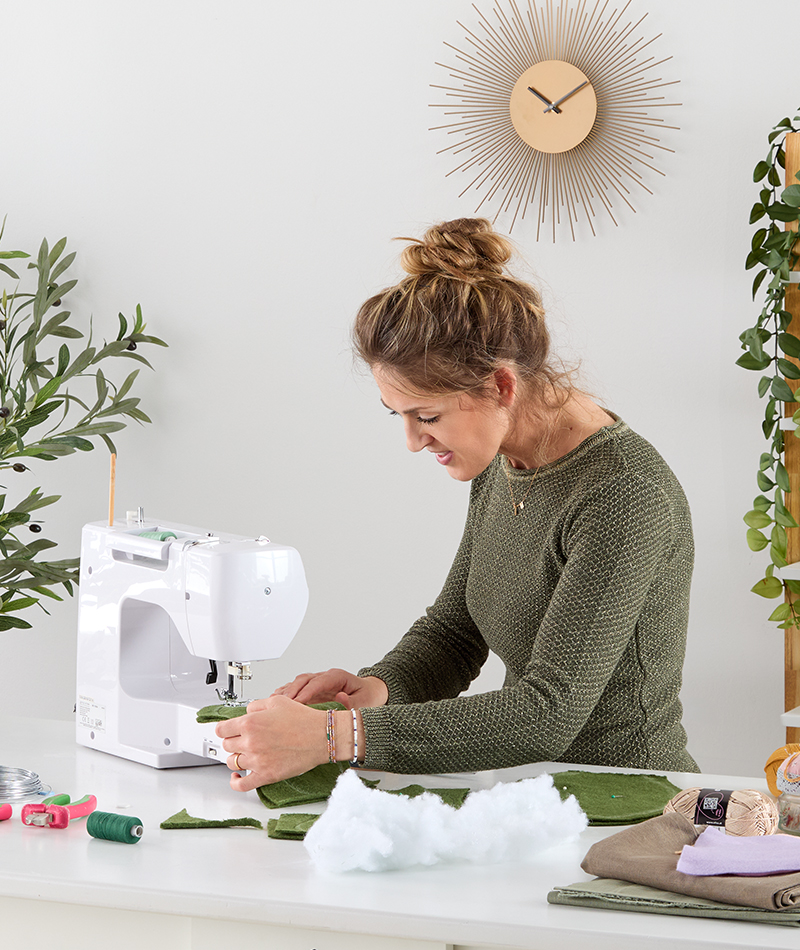 Die beiden Stoffteile rechts auf rechts zusammen nähen