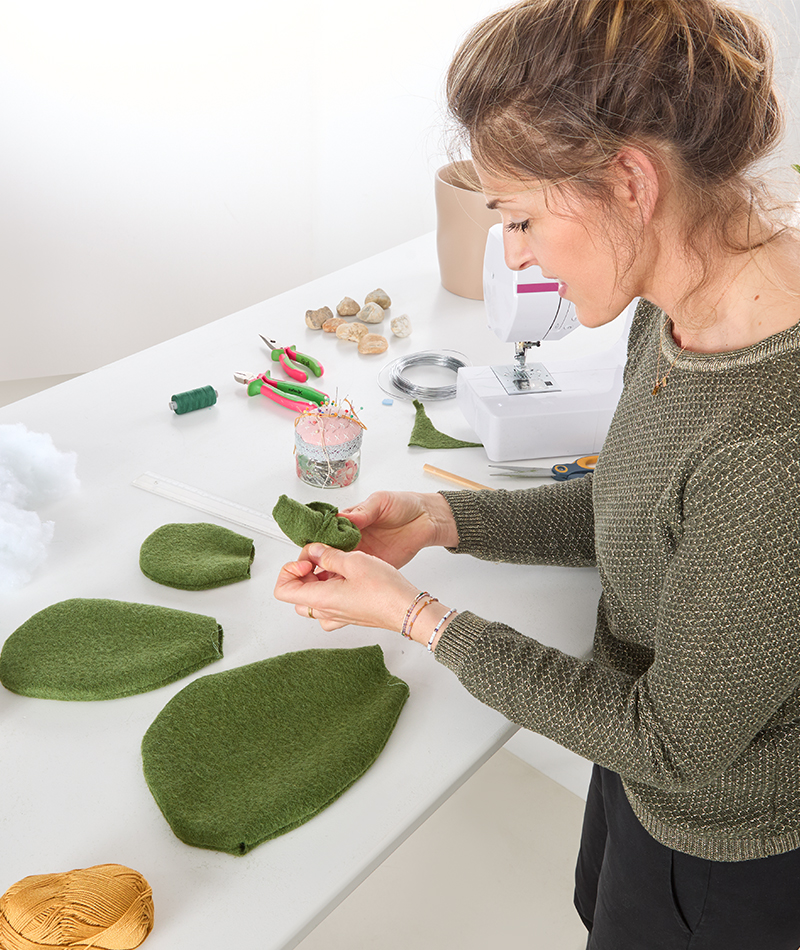 Durch die Wendeöffnung den Stoff auf rechts drehen