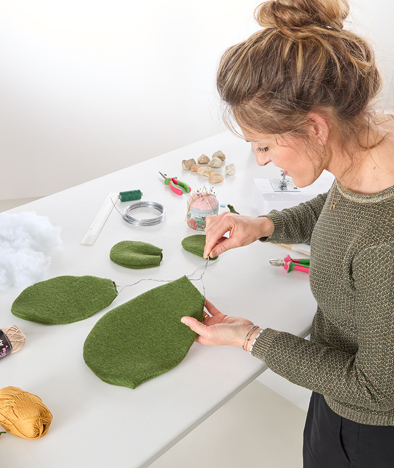 Damit der Kaktus in Form bleibt, wird ein Draht eingesetzt