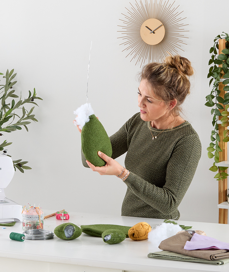 Mit Füllmaterial den Kaktus befüllen