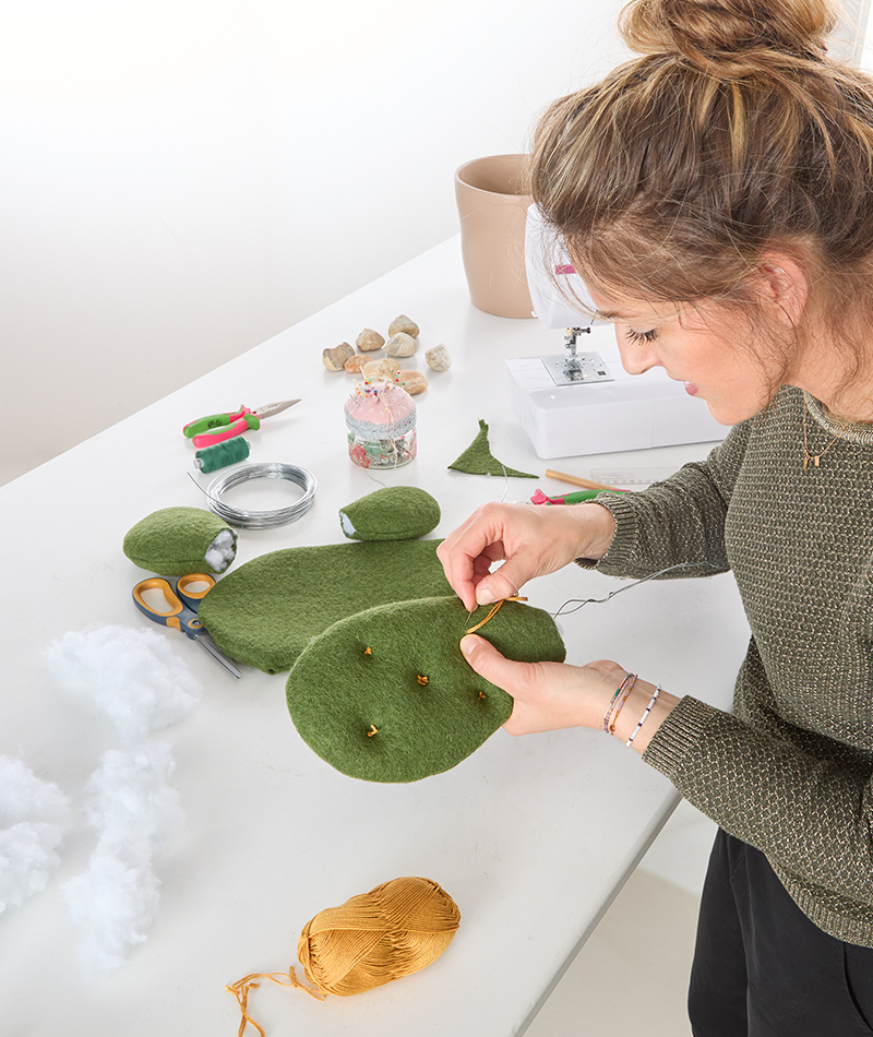 Mit Garn habe ich die typischen Stacheln aufgenäht