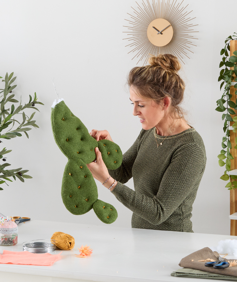 Nach und nach werden die einzelnen Sprossenglieder zu einem Kaktus zusammengenäht