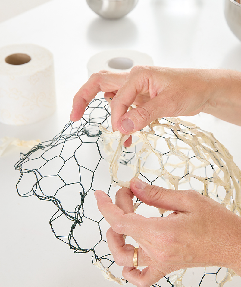Drahtgitter wird mit Malerband umwickelt